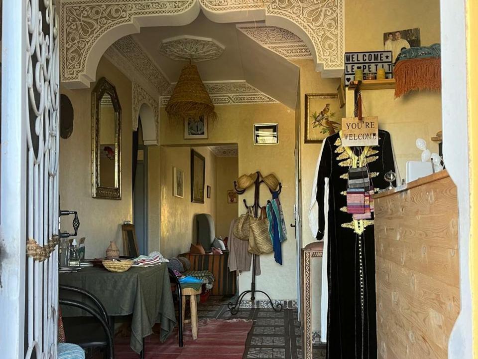 Le Petit Jardin Bed & Breakfast Демнат Екстериор снимка